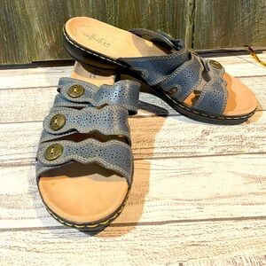 Ultimateate comfortablet collection by Clark’s women’s size 11 M slip on sandal